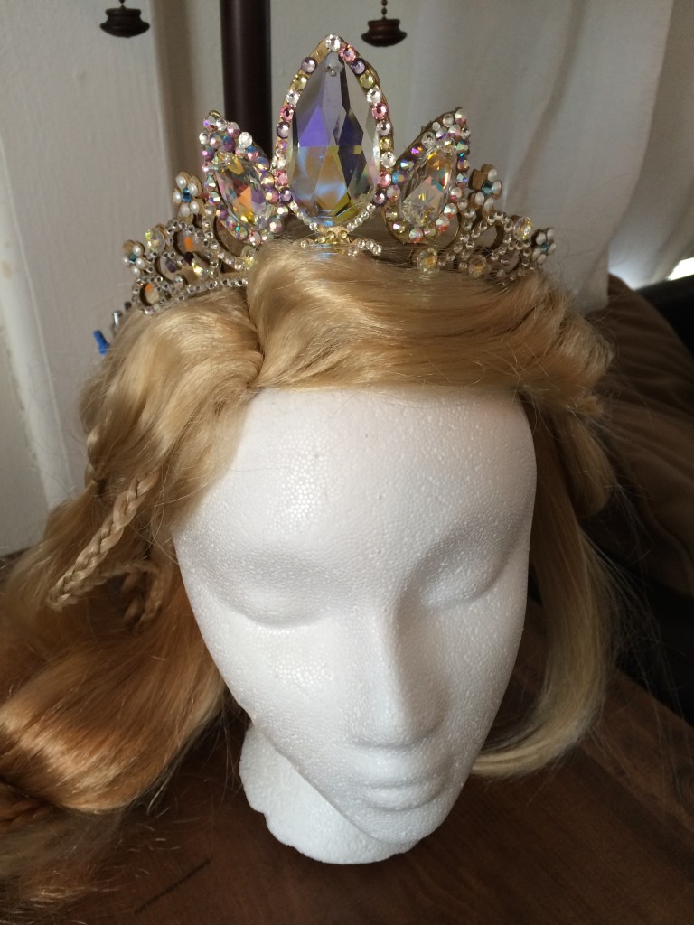 Rapunzel DIY costume & wig for my daughter to wear in Walt Disney World. #hartfamilydoesdisney www.hartfamilydoesdisney.com